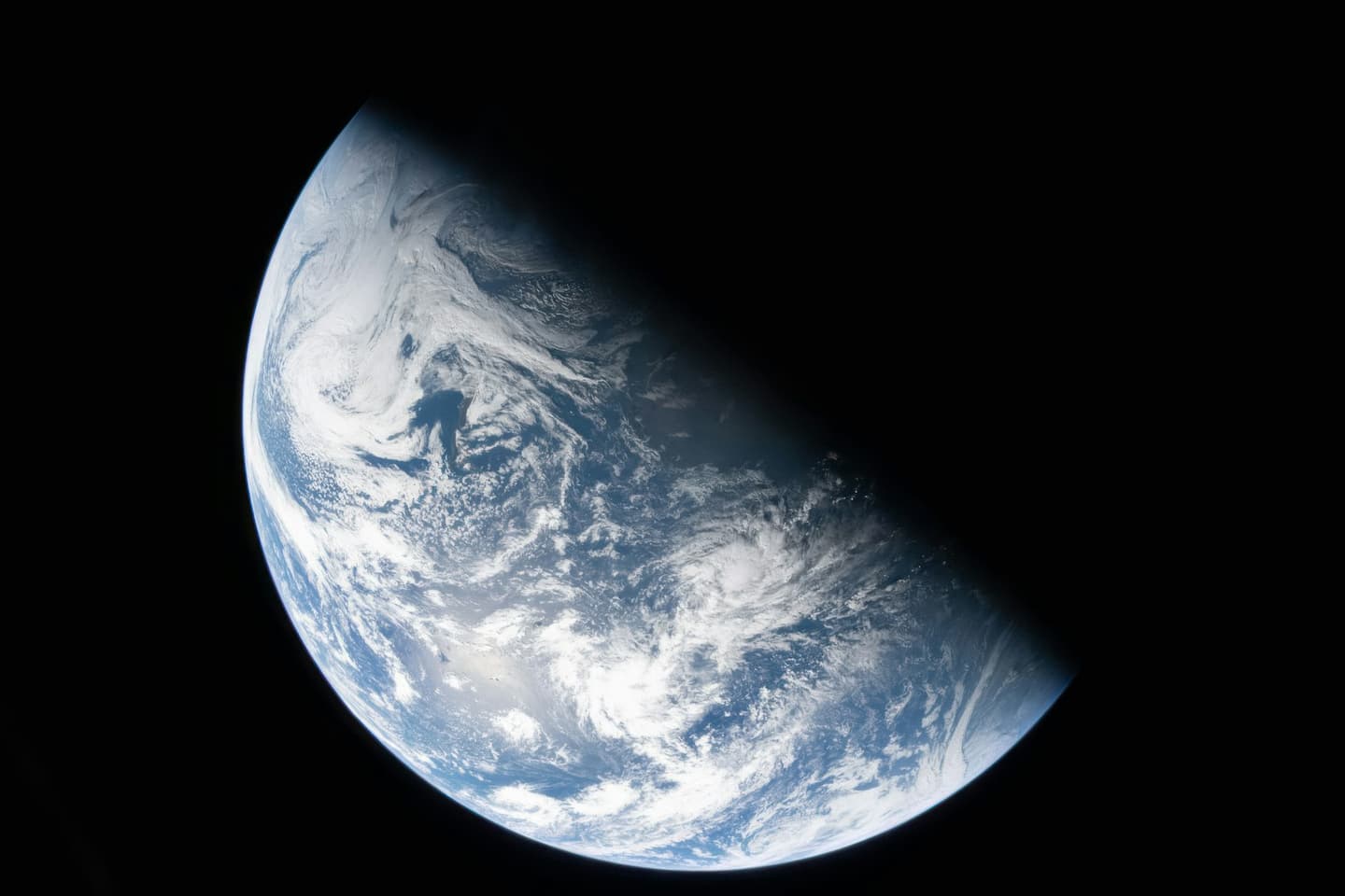 从太空舷窗拍摄的地球与云层